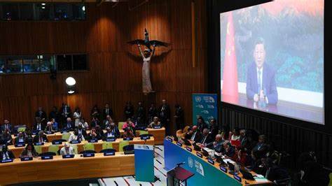 探讨中国最新减排目标的背景与影响,分析其计划为何被专家批评为不足以避免全球气候灾难,并深入解读中国能源结构转型的复杂局面及未来前景。
