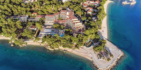 布鲁孙索林酒店位于克罗地亚壮美的马卡尔斯卡里维耶拉地区,是融合独特建筑风格和优质服务的理想海滨度假地。酒店拥有绝佳的地理位置,靠近著名的普恩塔拉塔海滩,提供多样的休闲设施和丰富的美食体验,满足不同游客的度假需求。本文深入介绍酒店的特色、服务和周边景点,帮助游客全面了解并规划完美旅行。
