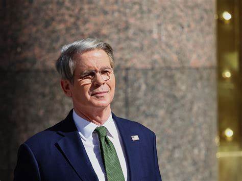 贝森特坚定支持阿根廷经济发展策略,同时关注米莱伊在美元寻求上的积极行动,探讨两者如何影响阿根廷的金融市场与未来走势。
