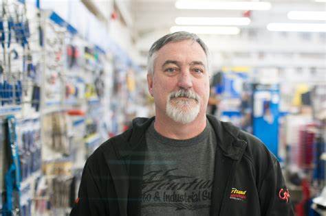 讲述Heartland Auto and Industrial由Dwight和Laurie从学徒成长为独立经营者的历程,介绍企业发展、服务特色、社区关系与未来展望,适合寻找本地汽车配件与工业用品的读者了解一家值得信赖的家族企业
