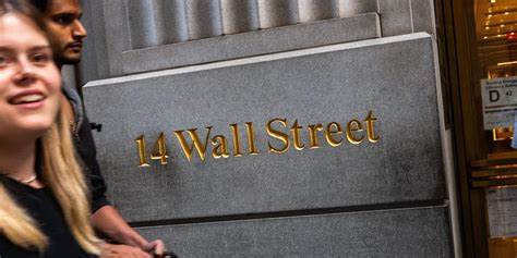 本篇文章深入探讨了五位华尔街资深人士在职业生涯早期经历的市场动荡事件,通过他们的亲身感受反映出金融行业的波澜壮阔和变革的力量,展现了华尔街的真实风貌和职业挑战。
