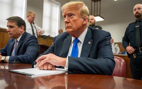 美国联邦上诉法院裁定特朗普政府无权解除美国版权局局长职位,此裁决在人工智能领域的版权政策制定中具有深远影响。该事件反映了政府权力边界与知识产权保护在新兴技术环境下的激烈博弈,也为AI行业未来的合规框架带来了重大启示。
