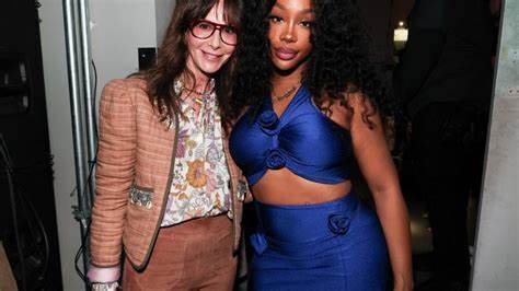 探讨耐克前高管安德鲁·坎皮恩加入加州活力运动品牌Vuori董事会,同时环球音乐出版集团CEO乔迪·格森入驻Gap董事会,如何推动运动服饰和时尚产业的创新与变革,揭示品牌整合文化与商业策略的新趋势。
