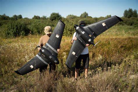 乌克兰最新推出的抗干扰自杀式无人机Brave1,具备超远射程和电子战抵抗能力,为现代战争带来革命性的打击手段。本文深入解析该无人机的技术优势、战场意义及未来发展趋势,展示乌克兰在无人战斗技术领域的创新突破。
