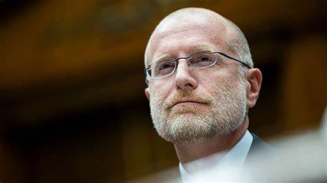 深入分析特朗普通信委员会(FCC)新任主席布伦丹·卡尔在《2025项目》中关于通信监管的章节内容,探讨其对科技巨头、广播业和中国企业的政策主张,以及未来FCC可能出现的变革方向。
