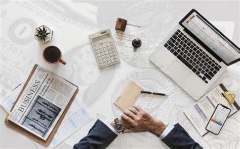 随着美联储降息引发市场新一轮狂热,知名尾部风险对冲基金Universa预计美国股市可能再上涨约20%,随后将面临一场类似1929年大崩盘般的巨大调整。本文深入解析Universa的投资理念、市场现状及未来可能的风险趋势,为投资者提供全方位的风险管控思路和市场前瞻。
