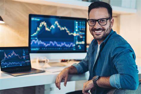 在利率走低的背景下,如何用一只高收益股息ETF构建被动收入组合,本文从标的构成、收益与风险、税务与配置建议等多角度分析,给出实操性投资思路
