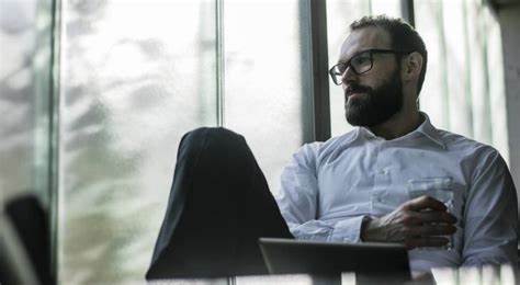 在距离退休仅剩三个月时被裁员,这不仅是情感上的冲击,更关乎未来几十年生活保障的重大问题。面对公司以六个月的赔偿金为条件让你放弃起诉权,如何权衡利弊做出明智选择成为关键。本文深入探讨相关法律法规、财务影响及维权策略,助你理清思路,保障退休权益。
