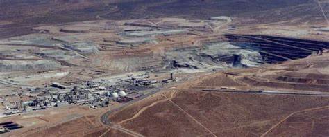 在全球竞争与能源转型背景下,美国对关键矿产的掌控成为核心战略问题。文章从政策工具、经济影响、地缘政治与环境伦理等多维角度分析特朗普考虑采取更多直接投资措施的可能性与挑战,探讨其对产业链、市场价格和国家安全的潜在影响。
