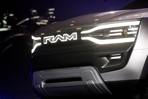 斯泰兰蒂斯首席执行官透露,公司与美国政府关于贸易关税的最终方案正在逐步明确,预计将推动企业在北美市场采取关键战略调整。本文深入解析斯泰兰蒂斯当前面临的关税挑战及其应对策略,探讨这对汽车产业及全球供应链的潜在影响。
