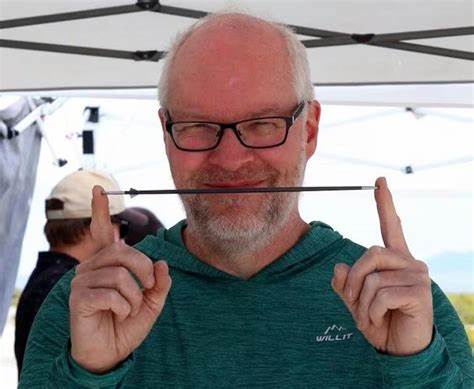 在美国俄勒冈州贝弗顿,一位工程师艾伦·凯斯耗费二十年坚持不懈,利用自制的脚弓在内华达高原实现了历时54年未曾被突破的飞箭射程新纪录。他的传奇经历不仅体现了技术与毅力的结合,更彰显了现代远距离射箭运动的独特魅力。
