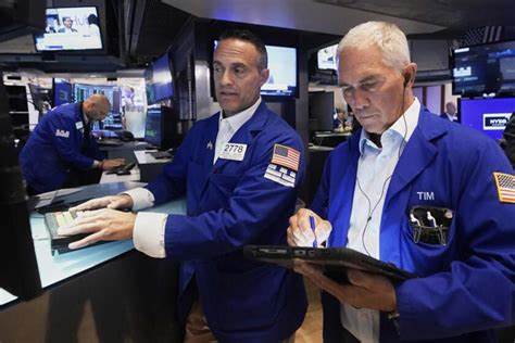 英特尔股价飙升22.8%,创1987年以来最大单日涨幅,推动华尔街科技股整体上涨,纳斯达克、标准普尔500指数及道琼斯工业平均指数均刷新历史高点。随着英伟达对英特尔巨资投资,科技巨头之间协作优势凸显,激励市场信心,经济数据向好与美联储降息预期助力多头持续发力。
