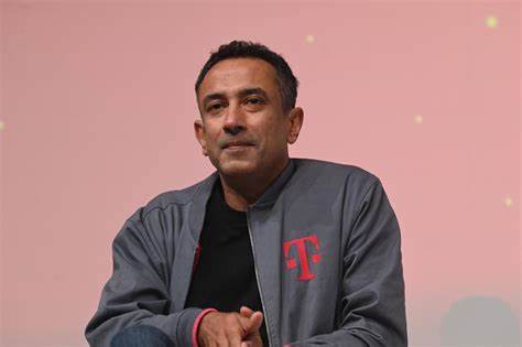 T-Mobile迎来新任CEO Srini Gopalan,在无线和宽带市场面临激烈竞争压力的背景下,他将继承前任领导的光辉业绩,致力于推动技术创新和业务扩展,保障公司在电信行业的领先地位。本文深入探讨了Gopalan的背景、战略挑战以及T-Mobile未来的发展方向。
