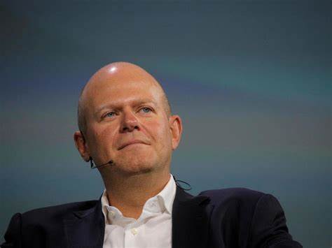 针对刚步入或准备进入金融行业的年轻人,结合德米特里·巴利亚斯尼的观点,提供可操作的职业策略,包括如何培养热情、选择成长型公司以及主动寻求反馈,以提升长期职业竞争力。
