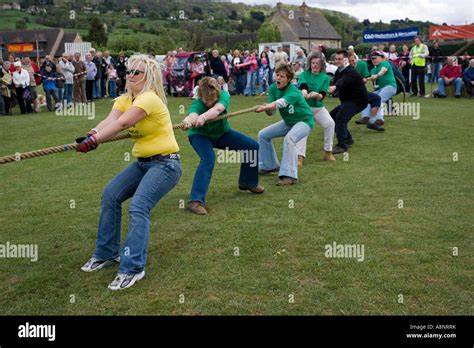 2025年拔河世界锦标赛在英格兰诺丁汉隆重举行,多支来自世界各地的顶尖队伍齐聚一堂,展开了一场场紧张激烈的力量与技巧较量,展现了拔河运动丰富的历史底蕴与竞技魅力。

