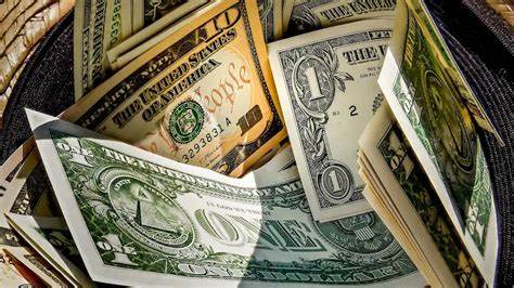 深入解析美国财政部关于小费免税政策的最新动向,帮助小费收入者了解谁能享受此项优惠及其背后的法律细节和限制。
