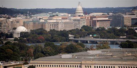 本文深入探讨了五角大楼律师对特朗普政府在打击涉嫌毒品走私船舶行动中所提出的法律和战略上的担忧,分析了这些军事打击的合规性问题及其对国际法和军事行动的影响。
