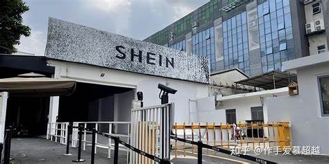 作为全球备受瞩目的快时尚电商平台,希音(Shein)凭借高效的供应链管理、创新营销策略和卓越的客户体验,迅速占领国际市场,成为年轻消费者心中的时尚首选。本文深入探讨希音的发展历程、商业模式、财务表现以及未来的IPO计划与全球布局。
