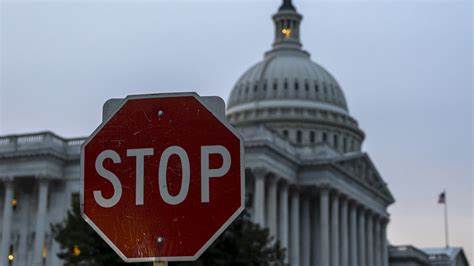 基于预测市场的信号分析政府停摆可能持续约两周的概率,评估对经济、公共服务与民生的影响,并提出可行的应对策略与观察要点
