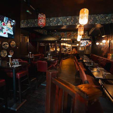 京大居酒屋位于爱尔兰都柏林1区,以其正宗的日式料理和温馨的用餐环境,成为本地居民和游客的美食首选。本文深入介绍这家餐厅的特色菜品、文化内涵及其在都柏林美食界的独特地位。
