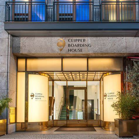 详尽介绍Clipper Boardinghouse Berlin-Gendarmenmarkt的地址、联络方式、到达方式、入住与退房流程、接待时间、晚到说明及周边交通与景点提示,帮助旅客高效规划柏林市中心的短租与长住行程
