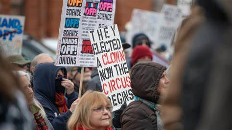 2025年6月14日,美国多地将举行大规模抗议活动,旨在反对特朗普政府政策。这场抗议不仅针对总统生日当天的军事阅兵,也反映出美国社会对现政府的强烈不满和政治分歧。
