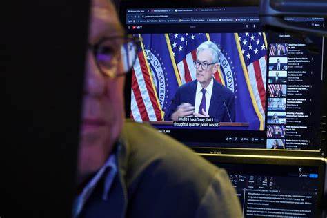 在AI热潮持续推动市场情绪之时,一系列事件提醒投资者要在追逐科技红利时兼顾风险管理、估值判断与宏观环境变化。本文从英伟达的市场主导、社交媒体驱动的股价波动、以及货币政策对行情的影响出发,分析量化与AI选股需要警惕的陷阱与可行策略。
