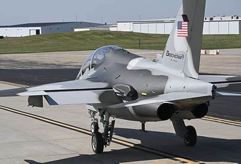 泰克斯特龙(Textron Inc.)携手意大利莱昂纳多公司推出Beechcraft M-346N先进教练机,全力参与美国海军初级喷气机训练系统项目。本文深入解析M-346N的技术优势、合作背景及其在航空训练领域的重要意义。
