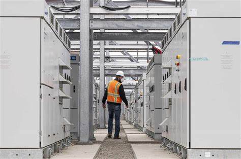 Vistra近期股价经历了创纪录高点后的调整,市场对其与超大规模云服务商(Hyperscaler)潜在合作的关注日益加深。本文深入分析了Vistra股价调整的原因及Hyperscaler协议对公司未来发展的潜在影响,帮助投资者理解这一关键节点的市场动态。
