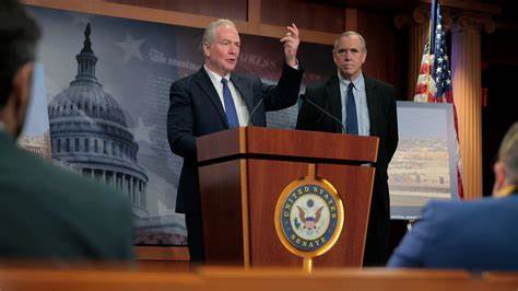 本文深入剖析两位美国参议员对以色列在加沙实行系统性种族清洗的指控,探讨美国在此过程中所扮演的角色及其国际影响,旨在揭示冲突背后的复杂真相并呼吁全球关注与行动。
