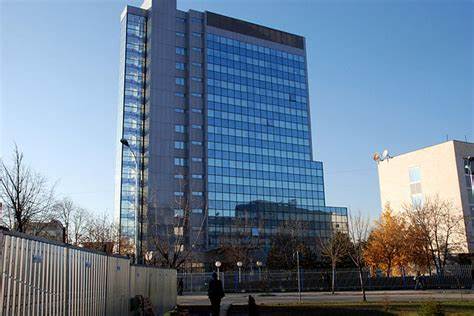 探讨科索沃在国际社会中的复杂身份,分析其独立宣言引发的广泛争议及各国的立场,同时回顾双方在欧盟调解下的关系正常化进程和科索沃在国际组织中的现状。
