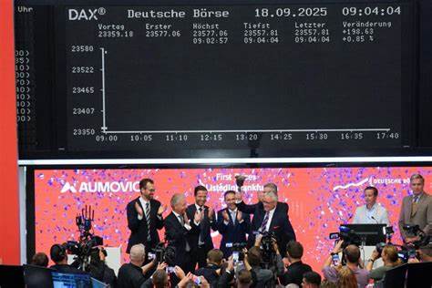 德国汽车零部件制造商Aumovio在从大陆集团分拆上市后首日市值达到41亿美元,彰显其在全球汽车产业中的重要地位和未来发展潜力。本文深入解析Aumovio的市场表现、企业背景及其在汽车行业转型中的作用。
