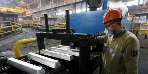 本文深入探讨2025年基本材料市场的最新动态,重点分析黄金价格的历史性突破及其背后的经济因素,以及各类金属和基本材料在全球市场中的表现与未来趋势。
