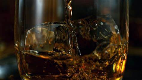 解析调和(Blended)苏格兰威士忌在全球尤其是印度市场的竞争优势、贸易环境变化与市场策略,提出可落地的品牌与产业建议以加速出口回升
