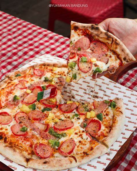 盘点万隆城市中多样化的披萨餐饮景观,从高温窑烤到本土化创新,解析各类店型的特色口味、氛围与实用就餐攻略,帮你在朋友聚会、约会或独自放松时找到最合适的披萨去处
