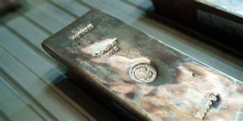 解析白银价格回升背后的宏观与供需因素,结合技术面信号识别三只与白银相关且呈现看涨态势的股票,并提出可操作的配置与风险管理思路,帮助投资者在贵金属行情中寻找机会
