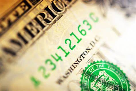 Dollar Gives Up Early Gains on Weak US Labor News