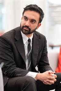 纽约市民主党市长候选人曼达尼承诺,如果当选,将指示纽约警察局在以色列总理内塔尼亚胡抵达纽约时予以逮捕,此举引发法律和政治上的重大争议。本文深入探讨事件背景、法律挑战以及可能对纽约及国际社会带来的影响。
