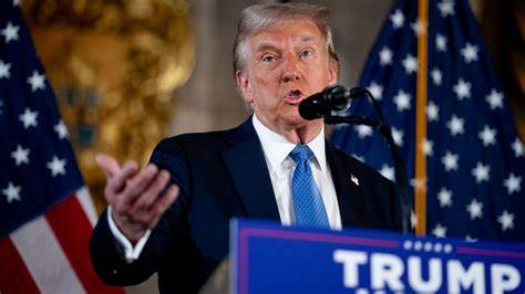 随着特朗普再次提出取消强制季度财报的建议,市场与投资者展开激烈讨论。本文深入探讨该提议的背景、各方观点以及季度报告对企业和投资者的真正影响,解析为何巴菲特尽管认可季度财报的重要性,却警示相关风险。
