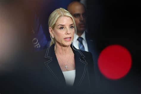 探讨美国前佛罗里达州总检察长帕姆·邦迪对言论自由,特别是"仇恨言论"定义的立场及其对美国宪法保护言论自由原则的影响,分析她与美国社会广泛认知之间的冲突和潜在风险。
