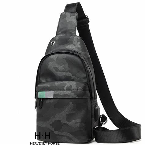 探索男士黑色包袋的多样款式、材质选择与搭配技巧,帮助你找到既实用又时尚的理想包款,提升整体形象与生活便利性。
