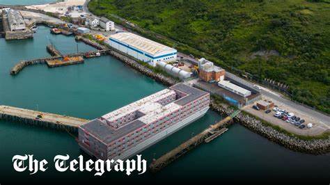 一家提供难民住宿和运输服务的澳大利亚上市公司因会计异常被暂停交易,引发市场广泛关注。其涉及英国政府关键项目的业务受影响,反映出大型跨国企业在复杂政府合同管理中可能面临的风险。
