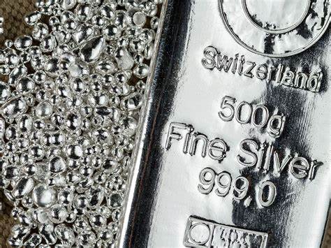 随着全球经济环境的不确定性加剧,贵金属市场迎来显著波动。银价首次突破每盎司45美元,达到近十年来的高位,同时黄金价格也逼近历史纪录。本文深入分析了推动银价和金价飙升的主要因素,市场趋势以及未来投资前景。
