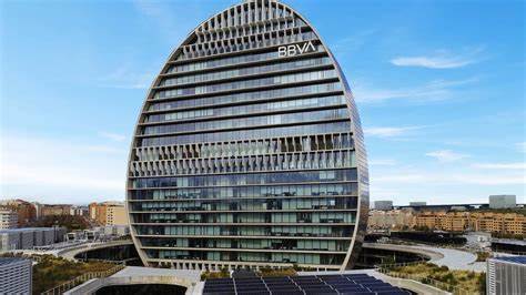 全面解析西班牙国家证券市场委员会批准的BBVA对Banco Sabadell提高后换股要约的要点与背景,评估对股东、员工、监管环境及西班牙银行业整合格局的潜在影响,提供投资者在要约期内的决策参考与风险提示。
