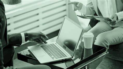 在当前复杂多变的国际局势下,全球家族办公室展现出独特的资产配置趋势,反映出他们对风险的理性评估与长远布局。本文深入分析家族办公室如何在军事冲突、经济衰退等不确定因素中保持投资稳定,实现财富的持续增值。
