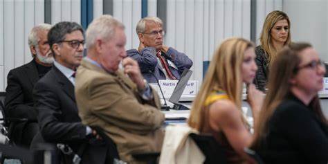 本文深入探讨了罗伯特·F·肯尼迪担任美国卫生部秘书后,针对新冠疫苗政策实施的显著调整,包括针对老年群体疫苗接种年龄限制的可能收紧,以及由此引发的公众质疑和科学界的反应。
