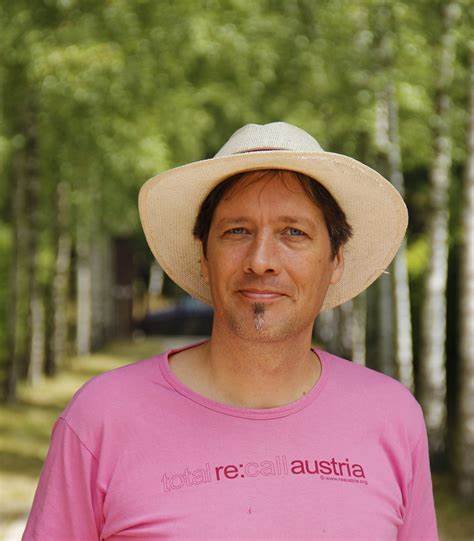 探讨印度消费品牌进军海湾合作委员会(GCC)市场的深层次机遇和现实挑战,解析区域市场特点及成功要素,为品牌全球化扩展提供宝贵参考。
