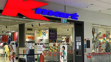 澳大利亚零售巨头Kmart因在未获客户同意的情况下使用面部识别技术,被隐私专员发现违反隐私法。该事件不仅引发公众对商业监控的担忧,也揭示了技术应用与法律伦理的复杂交织。本文深入探讨Kmart案件背景、面部识别技术的利弊,以及未来零售行业隐私保护的关键方向。
