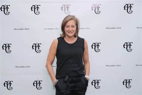 弗兰·霍洛维茨凭借其卓越的领导力和前瞻性战略,被美国零售行业权威机构授予2026年度远见卓识领袖称号。她带领Abercrombie & Fitch实现品牌焕新和业务增长,成为零售行业转型的典范。本文深入解析霍洛维茨的职业历程、领导风格及其对零售业的深远影响。
