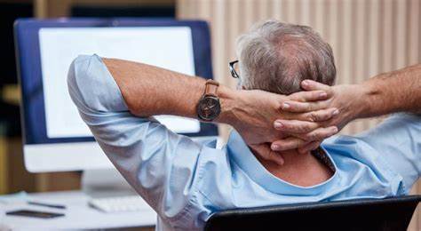 在距离原计划退休仅一年就被解雇,可能让人措手不及。本文从养老金、企业年金、退休账户、社会保障领取时机、医疗保险、税务与现金流、与雇主谈判等角度逐一解析可行选择与风险控制,帮助在临近退休时遭遇失业的人快速评估现状并制定稳妥行动方案。
